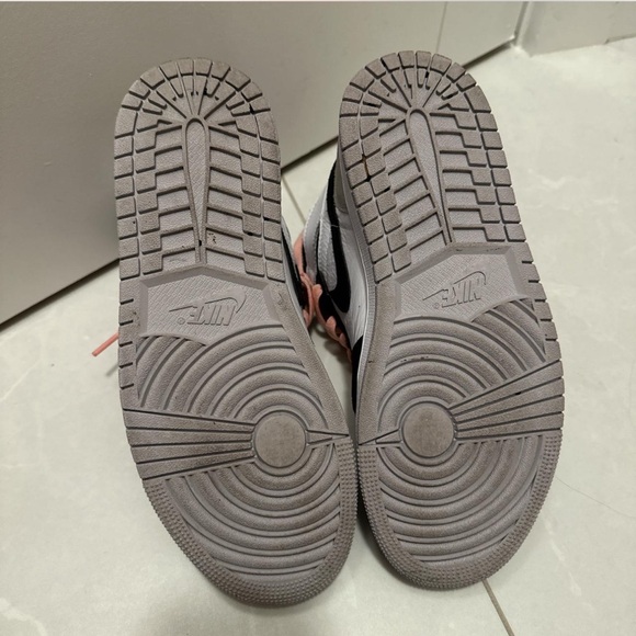 Air Jordan 1s High - Picture 4 of 4